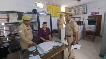 Jhansi: Mission Shakti... Girls took charge of police stations in the district, went on inspection in a vehicl
