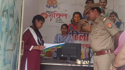 Jhansi: Mission Shakti... Girls took charge of police stations in the district, went on inspection in a vehicl