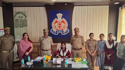Jhansi: मिशन शक्ति...जनपद में बालिकाओं ने संभाले थाने, गाड़ी में बैठकर निरीक्षण पर निकली, निर्देश भी दिये Jhansi: Mission Shakti... Girls took charge of police stations in the district, went on inspection in a vehicl
