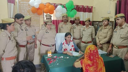 Jhansi: Mission Shakti... Girls took charge of police stations in the district, went on inspection in a vehicl