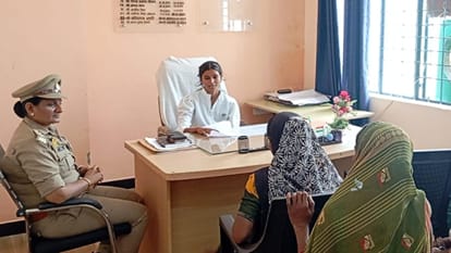 Jhansi: Mission Shakti... Girls took charge of police stations in the district, went on inspection in a vehicl