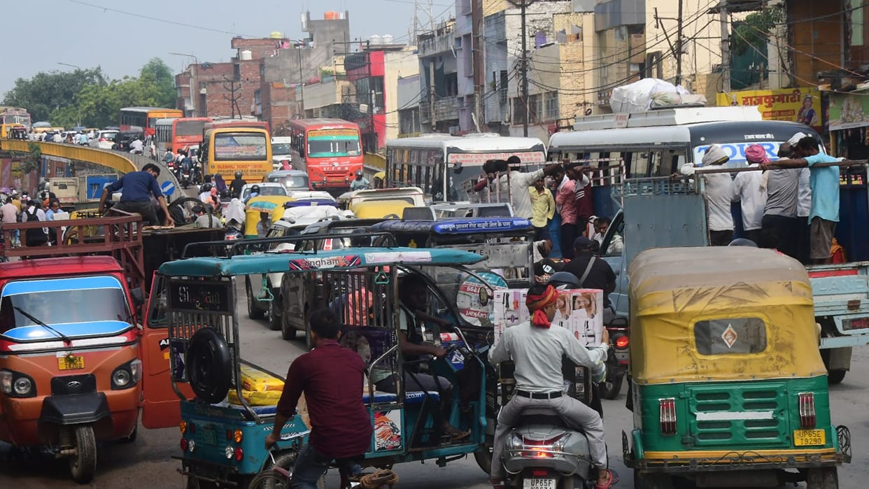traffic jam occurring due to presence of five thousand school vehicles in Varanasi