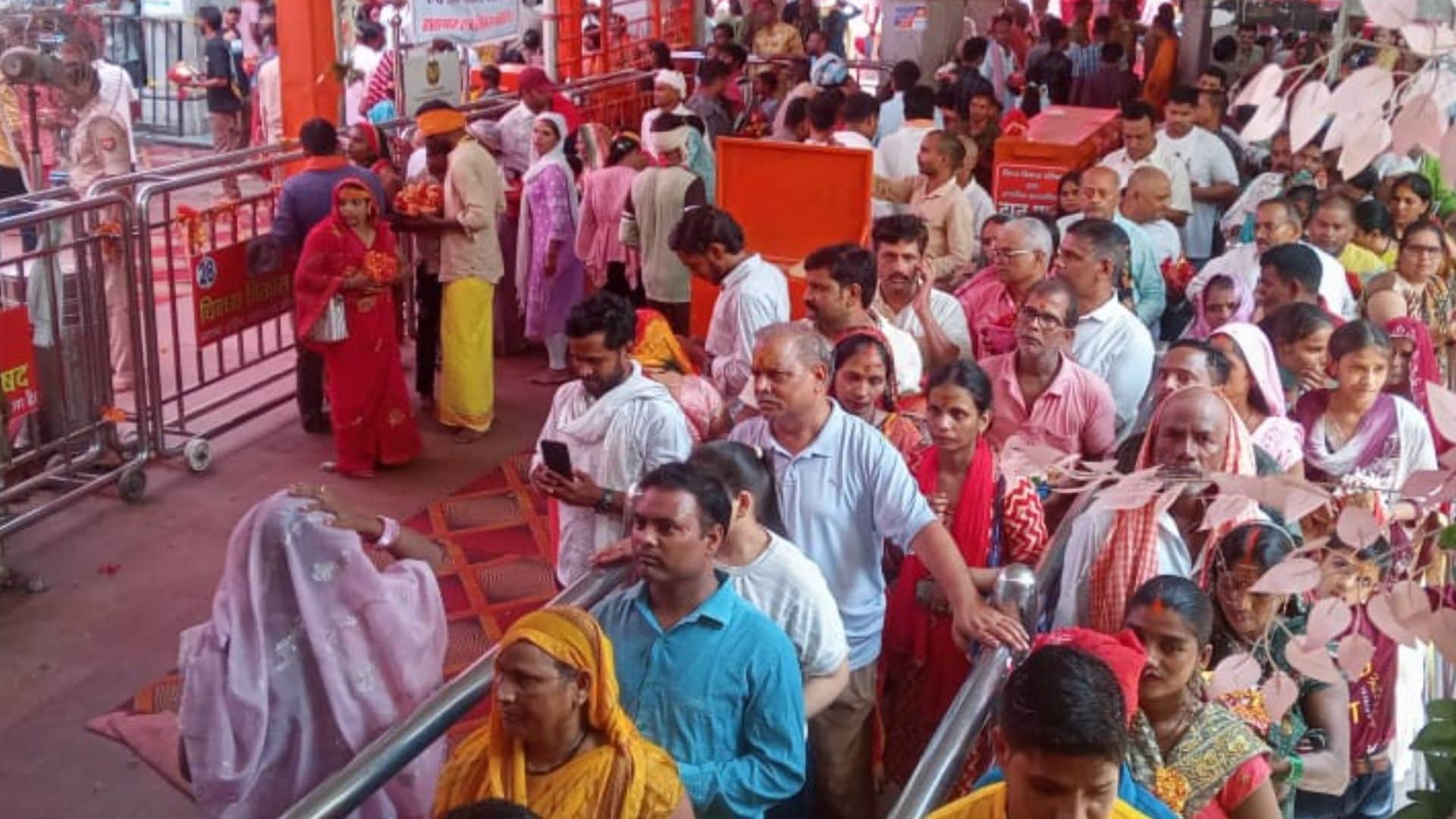 Navratri 2025 devotees Performed worship and rituals at Maa Vindhyavasini in Mirzapur