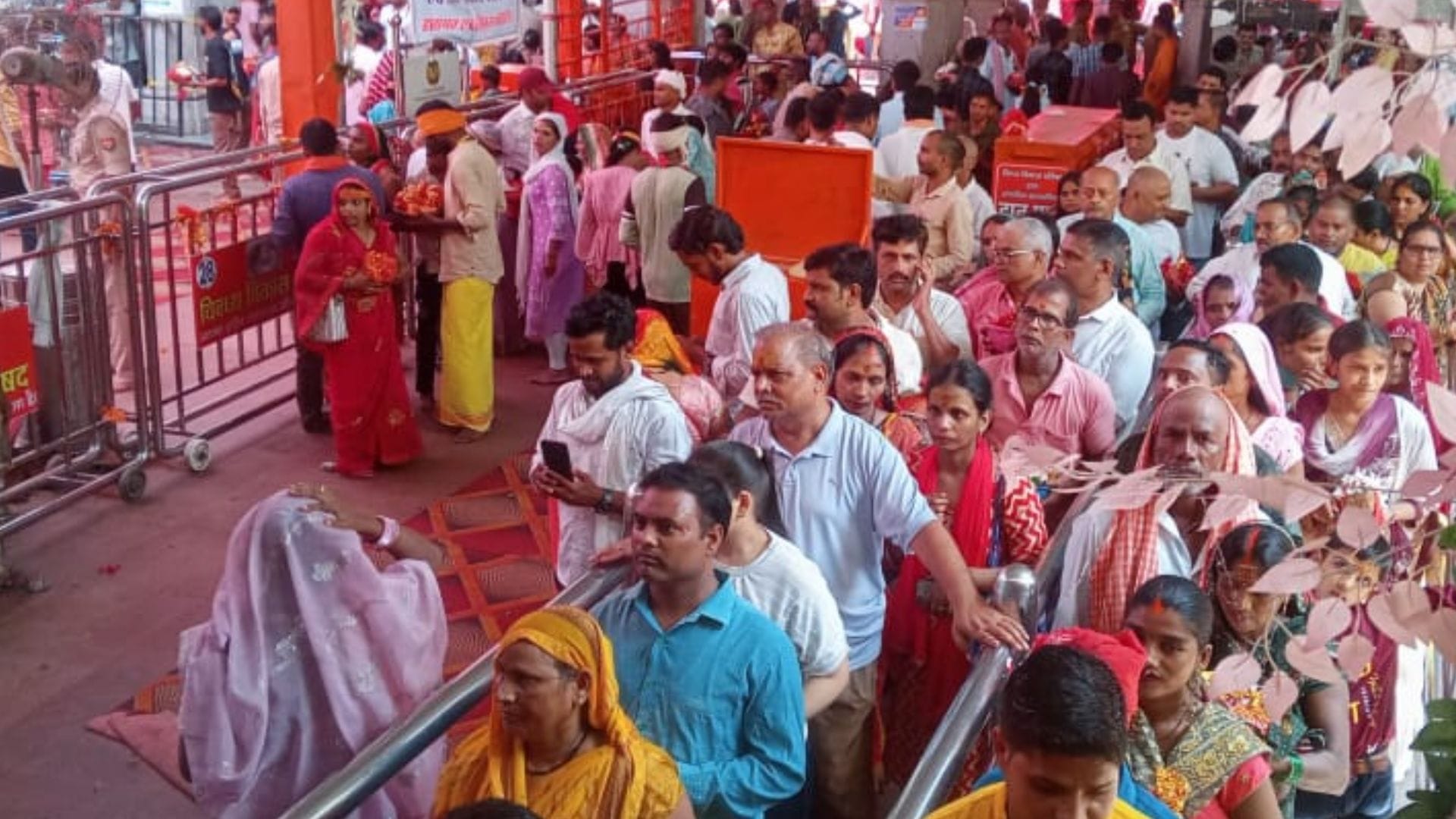 Navratri 2025 devotees Performed worship and rituals at Maa Vindhyavasini in Mirzapur