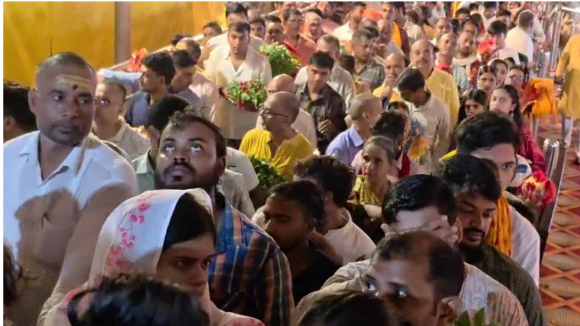 Navratri 2025 devotees Performed worship and rituals at Maa Vindhyavasini in Mirzapur