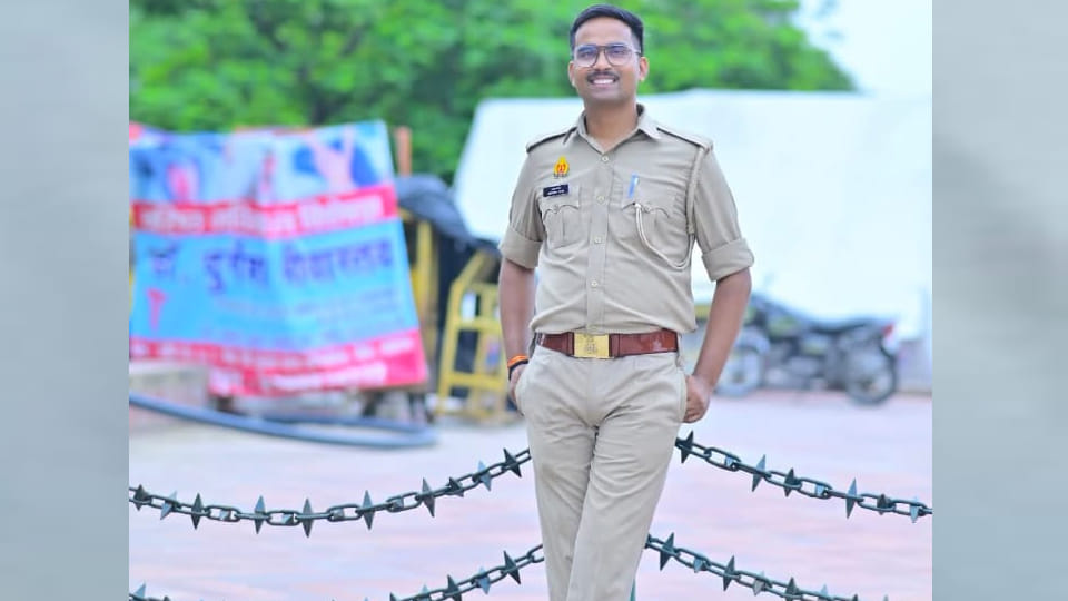 Kanpur: Two constables were beaten inside the outpost by female constable and her companion
