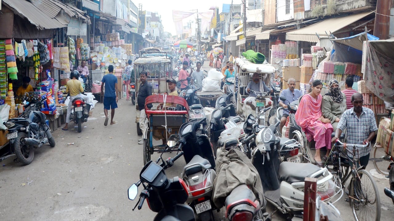 Bareilly violance People showered flowers on police officers situation normal on the third day