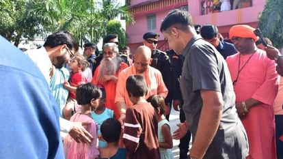 CM Yogi Adityanath performed puja at Devipatan temple served cows by feeding them grams jaggery and roti