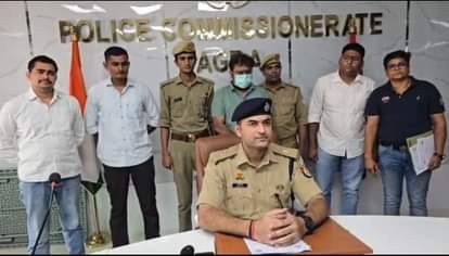 गैंग के बारे में जानकारी देती पुलिस।