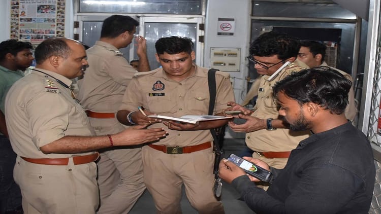 Aligarh: रंगबाजी में युवक पर फायरिंग, बालक सहित तीन को लगी गोली, भगदड़ के बीच भीड़ ने दो आरोपी दबोचे