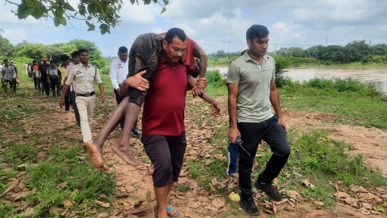 Police and SDRF rescued a youth who jumped into the river in time, admitted to hospital in Jagdalpur