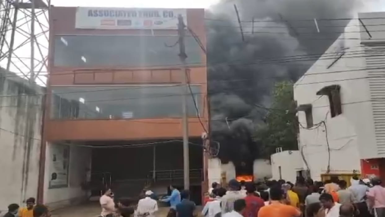 A massive fire broke out suddenly in a thinner-paint factory in Raipur, fire brigade team reached the spot