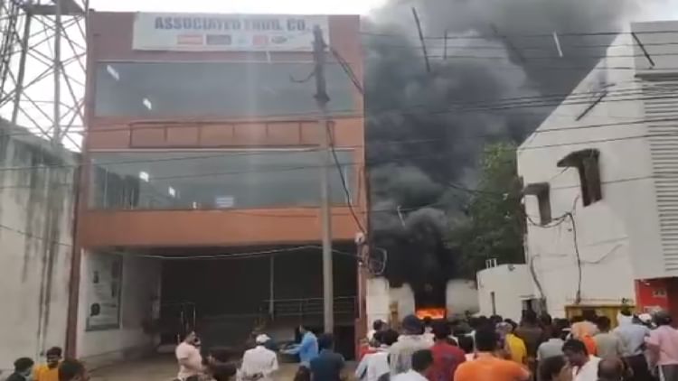 Raipur Fire News: रायपुर में थिनर-पेंट फैक्ट्री में अचानक लगी भीषण आग, मौके पर पहुंची दमकल की गाड़ी