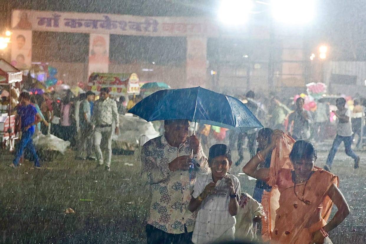 Indore: Late night rain in Indore, Garba Pandals drenched, rain alert on Sunday as well