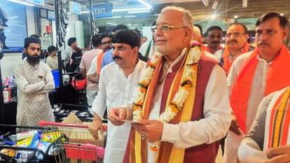 जीएसटी के फायदे बताते कैबिनेट मंत्री सुरेश खन्ना।