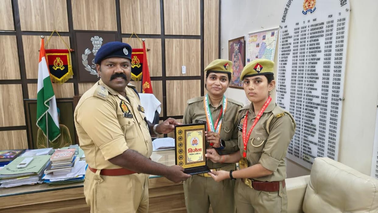 Jhansi: Saifali and Shikha of Jhansi Police hoisted the flag in Prayagraj, SSP honored them