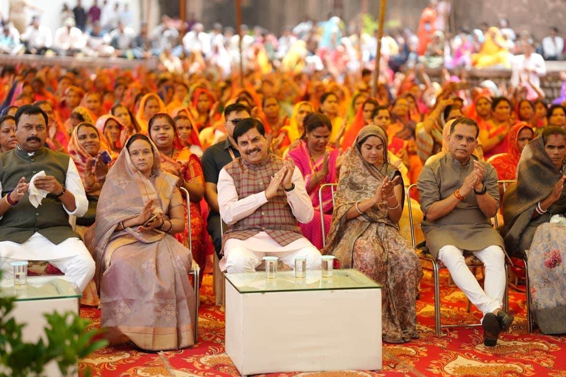 MP News: CM Dr. Mohan Yadav listened to 'Mann Ki Baat' in Bairasia, called for adopting Swadeshi