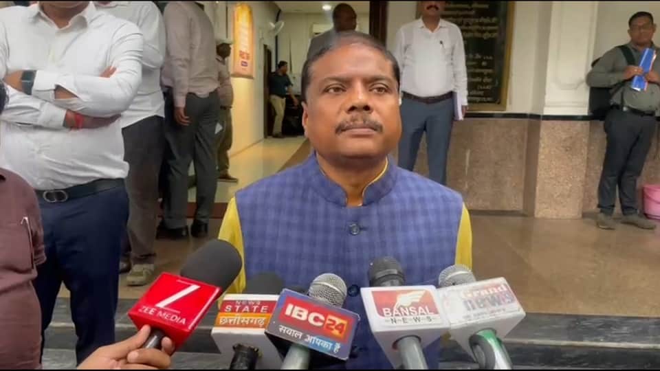 मंत्री केदार कश्यप ने वन अधिकारियों के साथ की बैठक