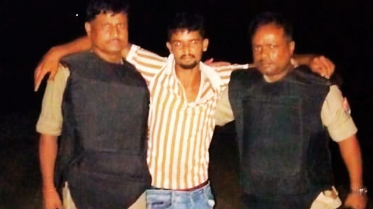 Encounter in Azamgarh Cattle theft accused Noor Mohammad injured pistol cartridges recovered