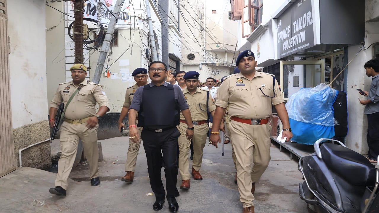 Bareilly violance People showered flowers on police officers situation normal on the third day