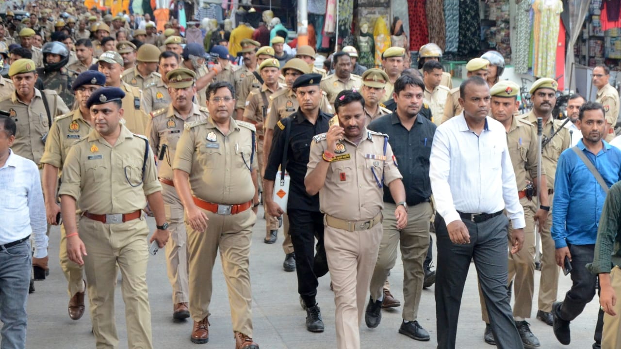 Bareilly violance People showered flowers on police officers situation normal on the third day