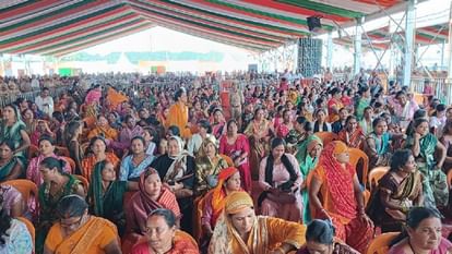 CM Yogi Adityanath performed puja at Devipatan temple served cows by feeding them grams jaggery and roti
