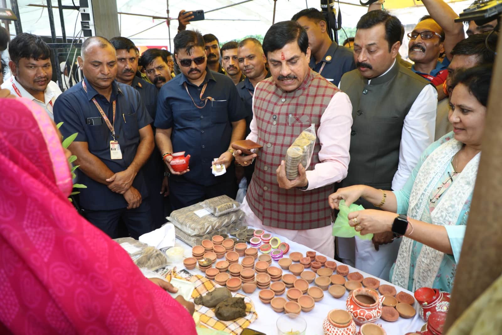 MP News: CM Dr. Mohan Yadav listened to 'Mann Ki Baat' in Bairasia, called for adopting Swadeshi