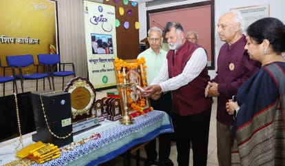 Initiative for a golden future, scholarships to 12 institutions and 50 computers to government schools