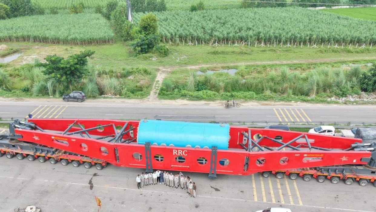 Jhansi: A 250-feet-long truck became the center of attraction, causing traffic jams on the highway.