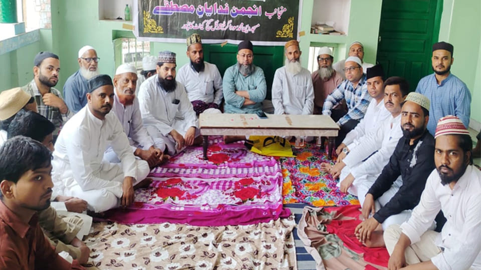 Juloos-e-Gausiya: Do not bring flags longer than 10 feet in the procession