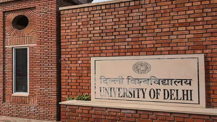 डीयू: सत्र आधे से ज्यादा हो गया खत्म पाठ्य सामग्री अब तक नहीं मिली, एसओएल के छात्रों ने किया प्रदर्शन