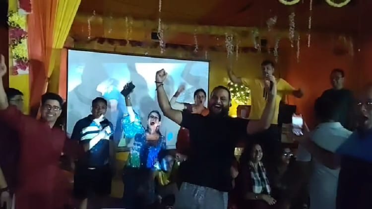 Greater Noida: एशिया कप में भारत की जीत के बाद सोसाइटियों में मना जश्न, लगे भारत माता के जयकारे