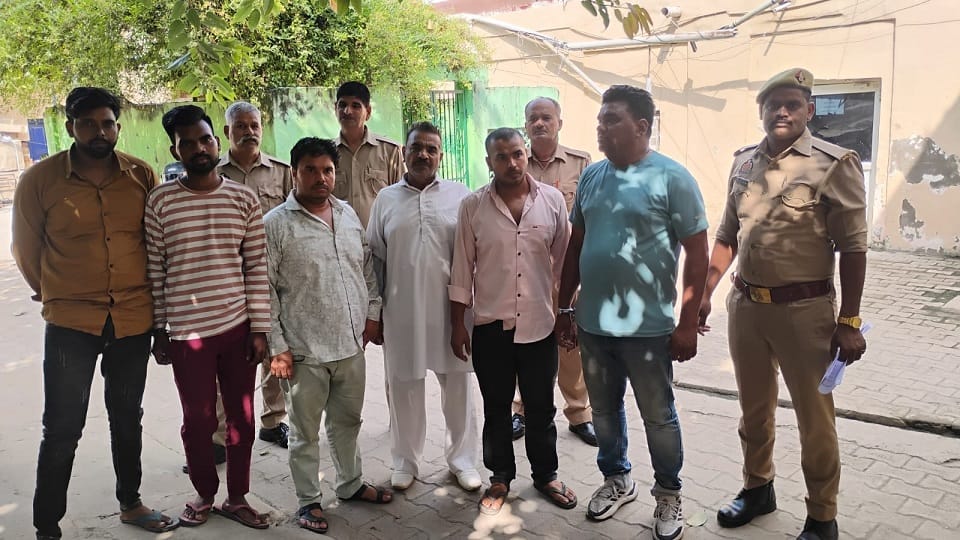 Agra: prostitution racket operating in a guest house; six accused, including three operators, were arrested.