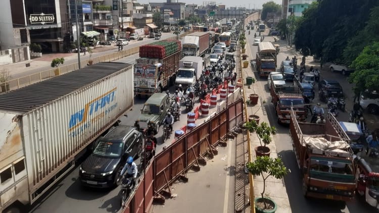 Agra News: दिल्ली हाईवे पर जाम…पुलिस चौकी के सामने खराब हुआ कैंटर, वाहनों की लगी कतार