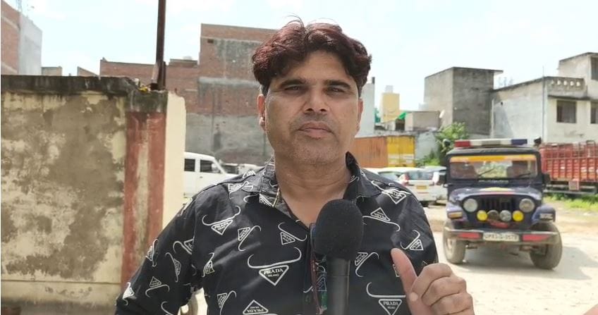 Coaching Operator Goes Missing After Collecting Fees from Students, Parents Protest at Police Station