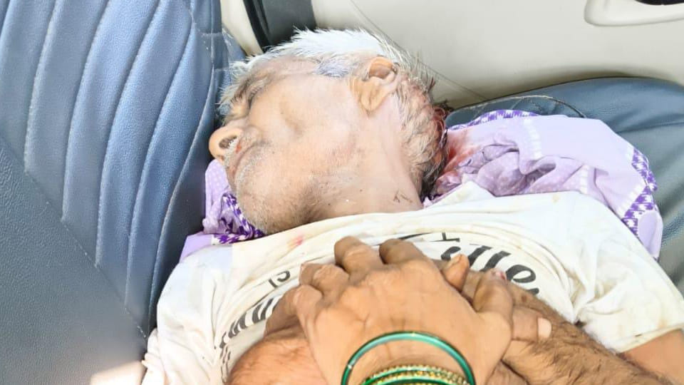 Kanpur: Elderly man jumps into well, police save his life with the help of villagers