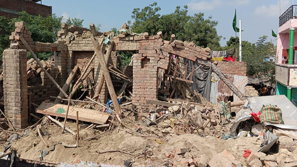 Fatehpur: Roof blows off with a loud noise, two dead, two injured under debris