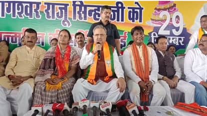 पत्रकारों के सवाल का जवाब देते छत्तीसगढ़ के स्पीकर और पूर्व मुख्यमंत्री रमन सिंह