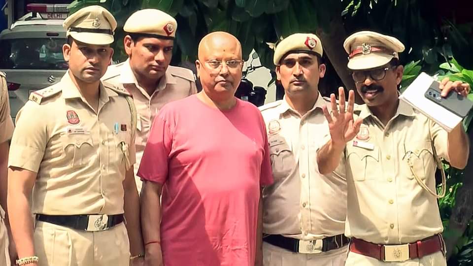 Delhi Ashram Chaitanyanand Saraswati confronted with women associates pics chats with women found on his phone