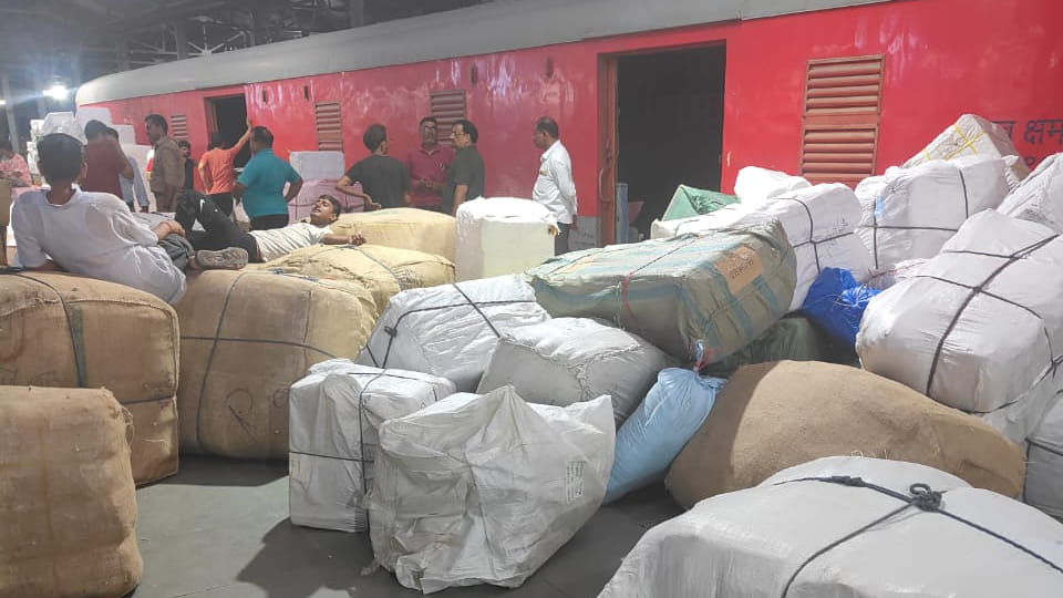 Kanpur: SGST raids Shramshakti Express, seizes goods worth Rs 50 lakh