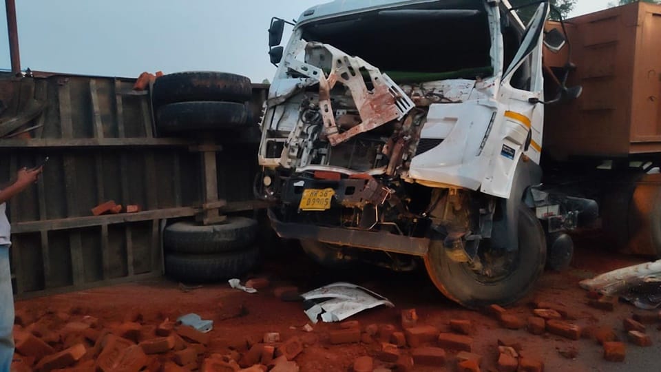 Amroha: Truck collides with tractor-trailer; two laborers from Sambhal killed after being crushed under bricks