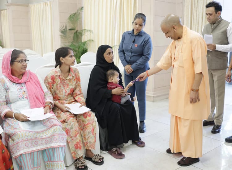 जनता दर्शन: बूढ़ी मां के दर्द को सुन द्रवित हुए सीएम योगी, कैंसर पीड़ित बेटे को भेजवाया कैंसर संस्थान