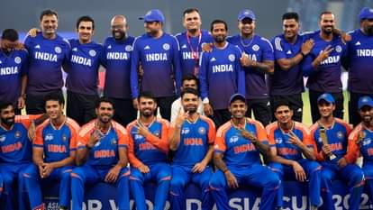 जीत के बाद जश्न मनाती भारतीय टीम