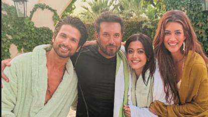 Cocktail 2: पूल पार्टी का मजा लेते नजर आई 'कॉकटेल 2' की तिकड़ी, शाहिद-रश्मिका और कृति की तस्वीर हुई वायरल cocktail 2 trio rashmika mandanna kriti sanon shahid kapoor pista themed pool party