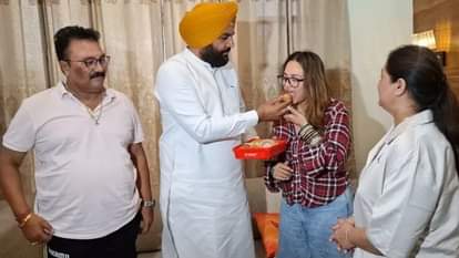 क्रिकेटर अभिषेक शर्मा के घर परिवार वालों का मुंह मीठा करवाते सांसद गुरजीत सिंह ओजला।