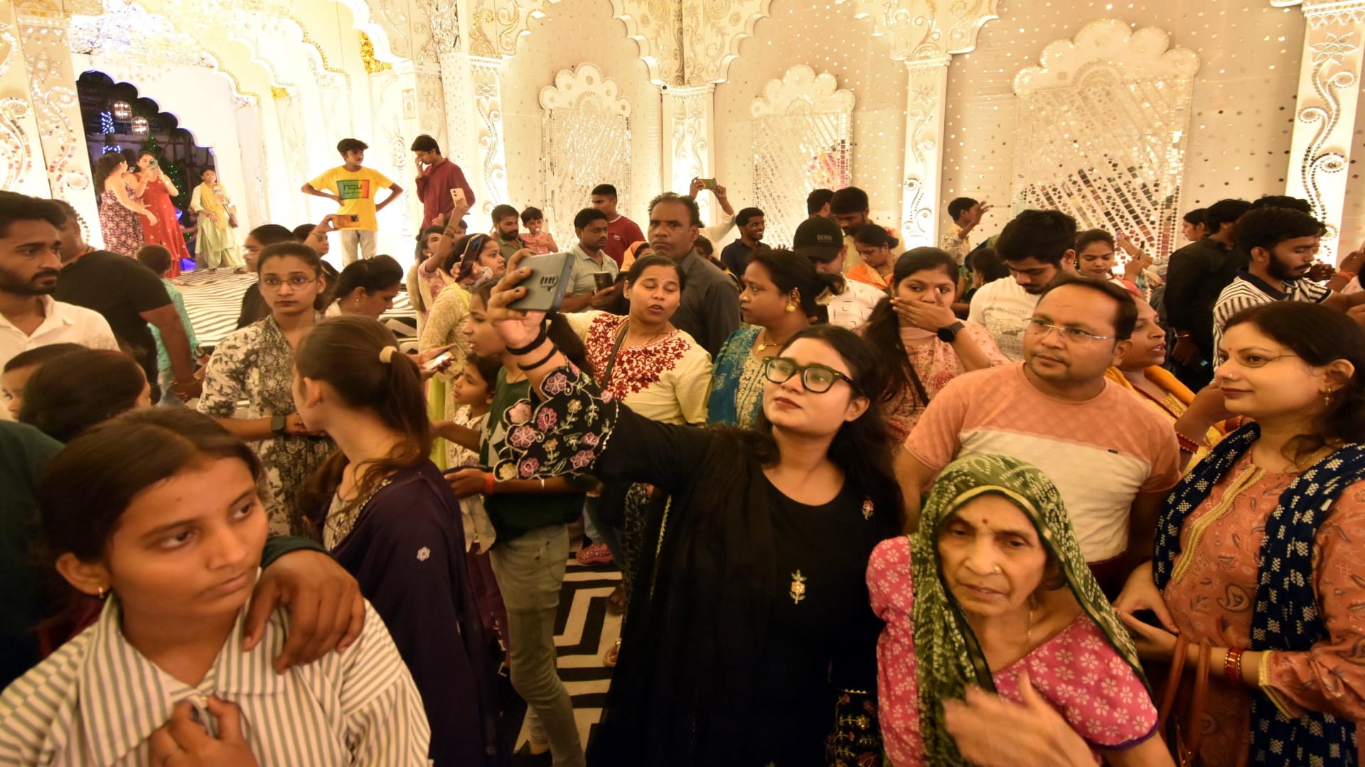 Navratri: Goddess Pandals awakened, huge crowds of devotees gathered, directions echoed with cheers