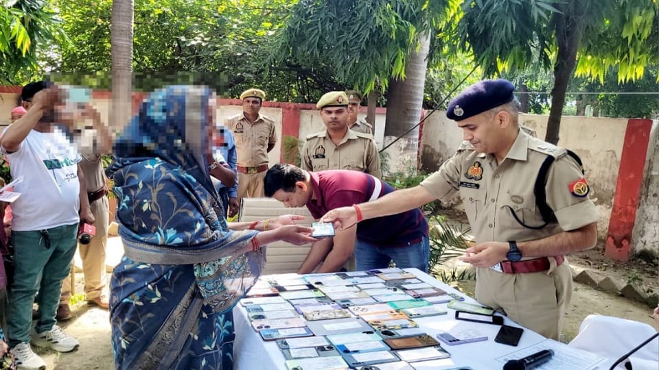 Aligarh Police recovered 77 mobile