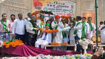 मंच पर मौजूद राकेश टिकैत और अन्य।