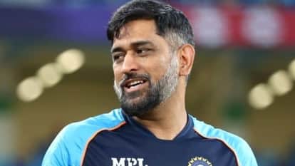 Dhonis candid picture with wife Sakshi, daughter Ziva goes viral see