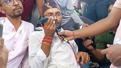 मुख्यमंत्री से संवाद करते आंदोलनकारी भूपेंद्र कोरंगा